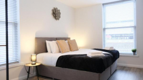 Leisure & Contractors - Stylish Town Centre Apartment with Free Parking